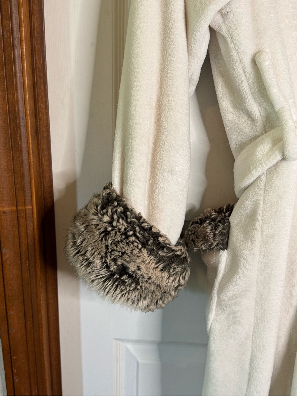 Pottery Barn Cream Robe with Gray Faux-Fur Trim - Picture 12 of 15